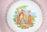 Serviço de chá de porcelana Dom Pedro, decorado... - Serviço de chá de porcelana Dom Pedro, decorado com cenas românticas em policromia, borda rosa com guirlandas douradas, composto de: bule, leite...