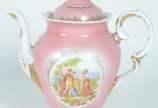 Serviço de chá de porcelana Dom Pedro, decorado... - Serviço de chá de porcelana Dom Pedro, decorado com cenas românticas em policromia, borda rosa com guirlandas douradas, composto de: bule, leite...