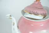 Serviço de chá de porcelana Dom Pedro, decorado... - Serviço de chá de porcelana Dom Pedro, decorado com cenas românticas em policromia, borda rosa com guirlandas douradas, composto de: bule, leite...