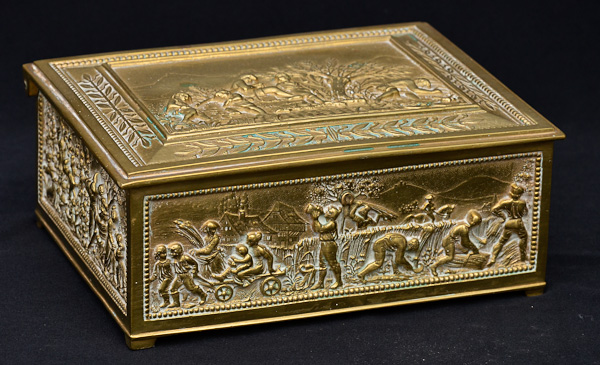 Caixa de bronze com figuras em relevo, med. 20 x 15 alt.7 cm.