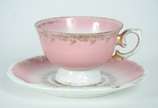 Serviço de chá de porcelana Dom Pedro, decorado... - Serviço de chá de porcelana Dom Pedro, decorado com cenas românticas em policromia, borda rosa com guirlandas douradas, composto de: bule, leite...