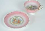 Serviço de chá de porcelana Dom Pedro, decorado... - Serviço de chá de porcelana Dom Pedro, decorado com cenas românticas em policromia, borda rosa com guirlandas douradas, composto de: bule, leite...