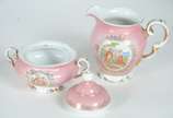 Serviço de chá de porcelana Dom Pedro, decorado... - Serviço de chá de porcelana Dom Pedro, decorado com cenas românticas em policromia, borda rosa com guirlandas douradas, composto de: bule, leite...