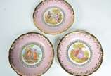 Serviço de chá de porcelana Dom Pedro, decorado... - Serviço de chá de porcelana Dom Pedro, decorado com cenas românticas em policromia, borda rosa com guirlandas douradas, composto de: bule, leite...