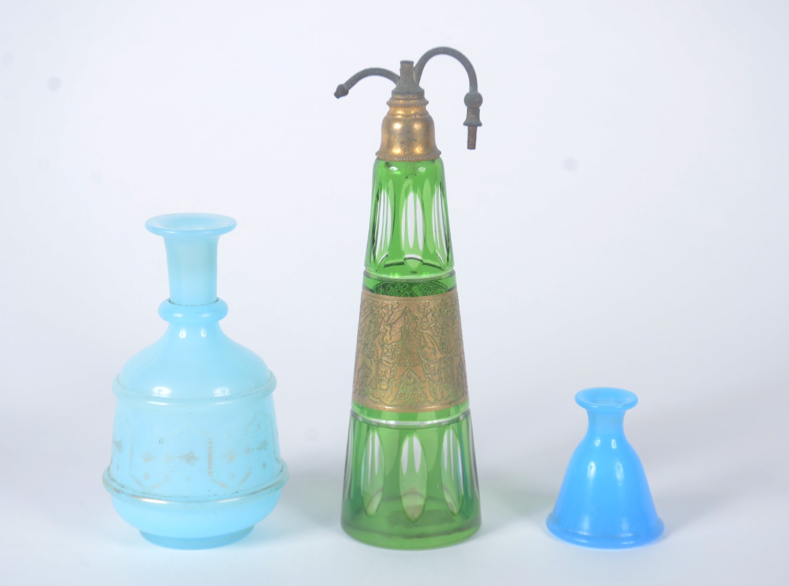 Três perfumeiros diversos, sendo um de cristal doublé verde com grega... - foto 1 de 9