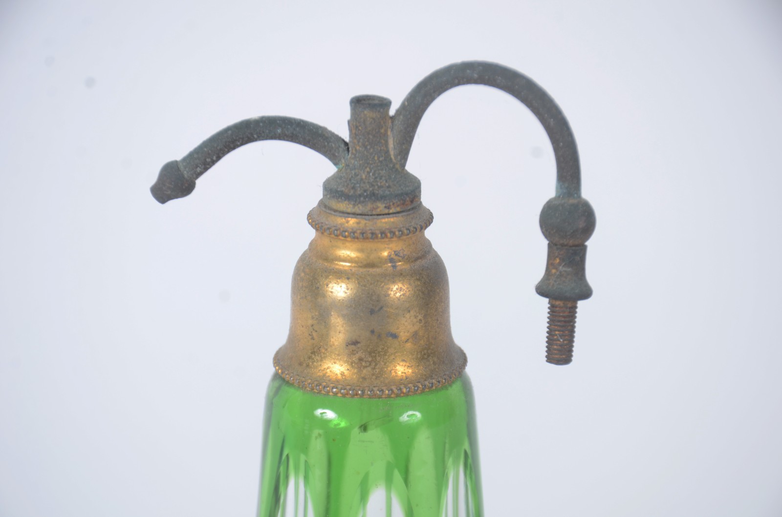 Três perfumeiros diversos, sendo um de cristal doublé verde com grega... - foto 2 de 9