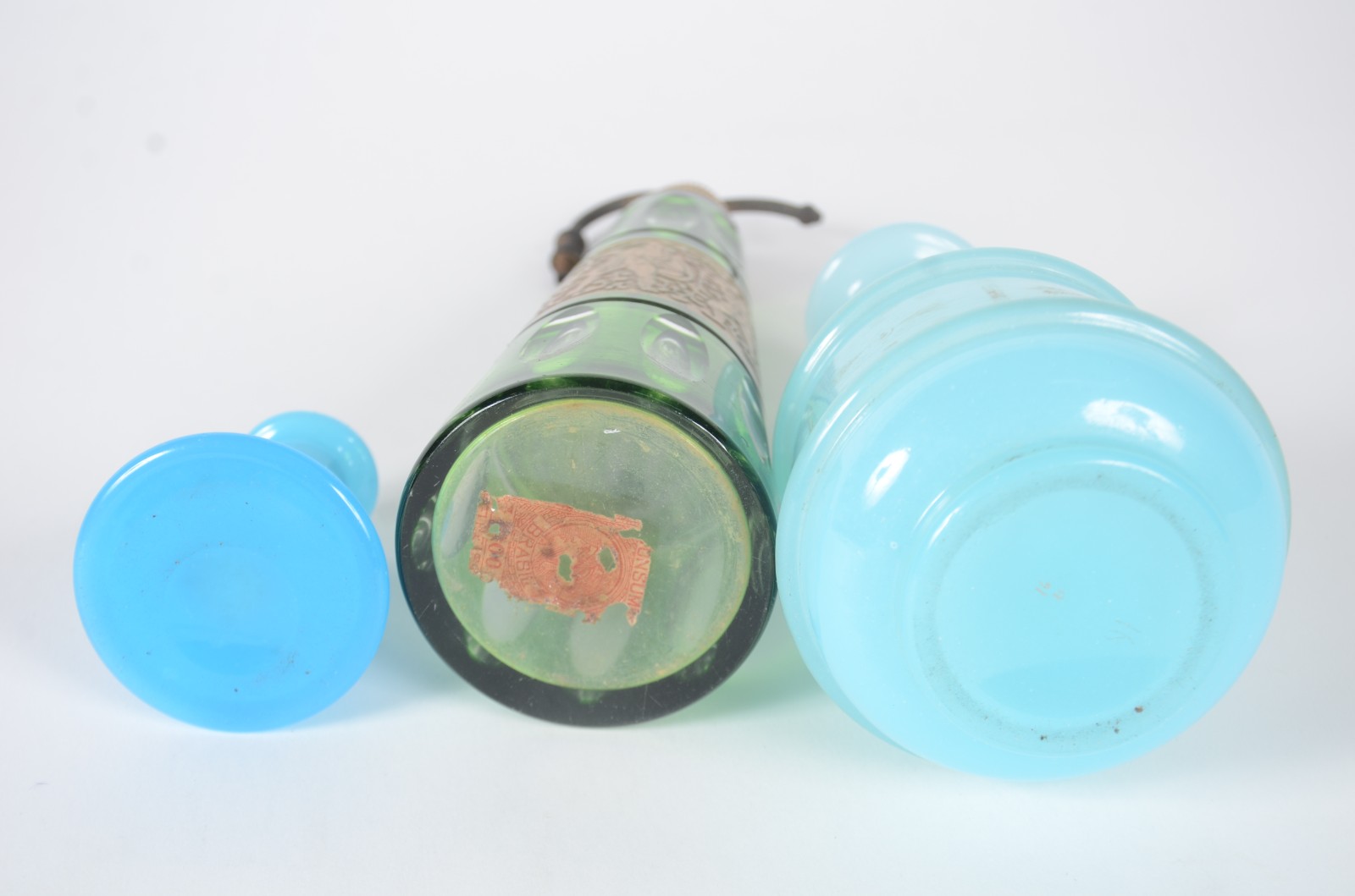 Três perfumeiros diversos, sendo um de cristal doublé verde com grega... - foto 8 de 9