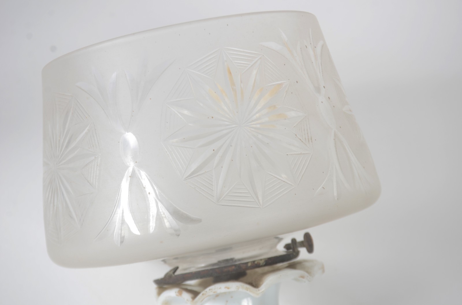 Lamparina "Bico de gás" de opalina branca com cúpula de cristal... - foto 3 de 10