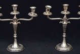 Par de candelabros de prata contraste 800 mls, ... - Par de candelabros de prata contraste 800 mls, marca do prateiro, base redonda com friso inferior perolado, coluna com torneados e florais, 2 br...
