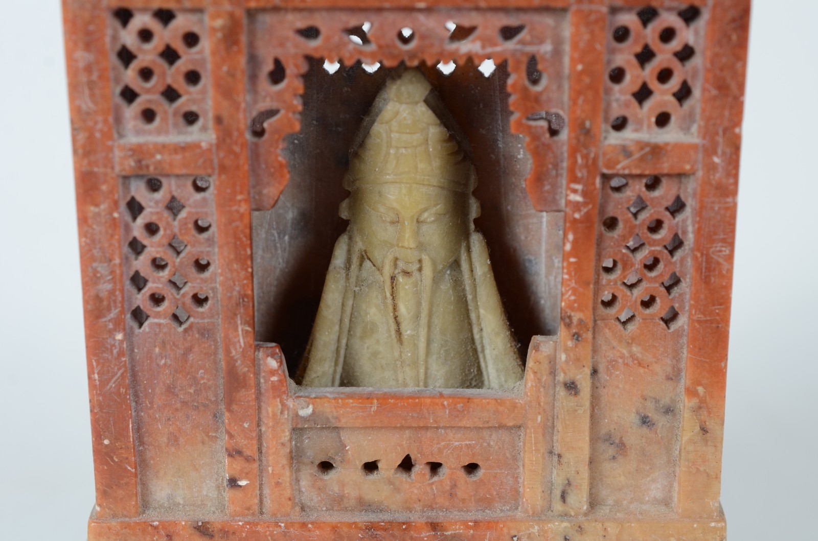 Raro e antigo "pequeno altar" de pedra dura com figura de Confúcio em... - foto 6 de 8