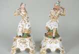 Par de esculturas de porcelana francesa Vieux P... - Par de esculturas de porcelana francesa Vieux Paris, policromada e com realces dourados, representando casal de camponeses sobre pedestal com ba...