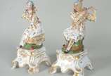 Par de esculturas de porcelana francesa Vieux P... - Par de esculturas de porcelana francesa Vieux Paris, policromada e com realces dourados, representando casal de camponeses sobre pedestal com ba...