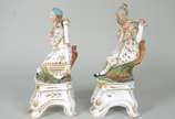 Par de esculturas de porcelana francesa Vieux P... - Par de esculturas de porcelana francesa Vieux Paris, policromada e com realces dourados, representando casal de camponeses sobre pedestal com ba...