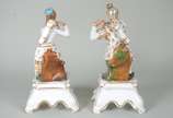 Par de esculturas de porcelana francesa Vieux P... - Par de esculturas de porcelana francesa Vieux Paris, policromada e com realces dourados, representando casal de camponeses sobre pedestal com ba...