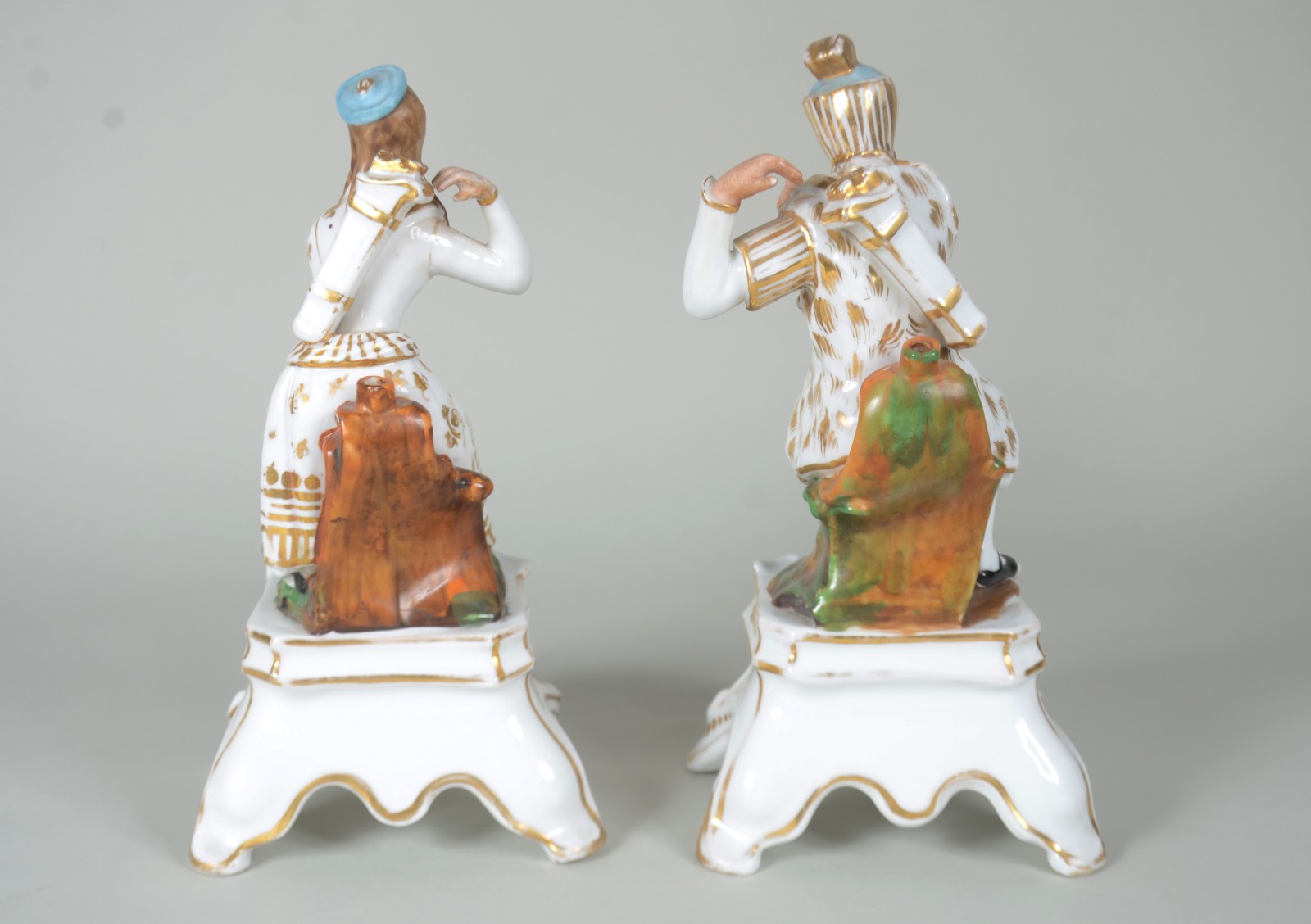 Par de esculturas de porcelana francesa Vieux Paris, policromada e... - foto 4 de 10