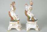 Par de esculturas de porcelana francesa Vieux P... - Par de esculturas de porcelana francesa Vieux Paris, policromada e com realces dourados, representando casal de camponeses sobre pedestal com ba...