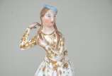 Par de esculturas de porcelana francesa Vieux P... - Par de esculturas de porcelana francesa Vieux Paris, policromada e com realces dourados, representando casal de camponeses sobre pedestal com ba...
