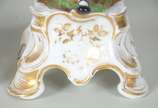 Par de esculturas de porcelana francesa Vieux P... - Par de esculturas de porcelana francesa Vieux Paris, policromada e com realces dourados, representando casal de camponeses sobre pedestal com ba...