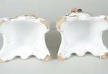 Par de esculturas de porcelana francesa Vieux P... - Par de esculturas de porcelana francesa Vieux Paris, policromada e com realces dourados, representando casal de camponeses sobre pedestal com ba...