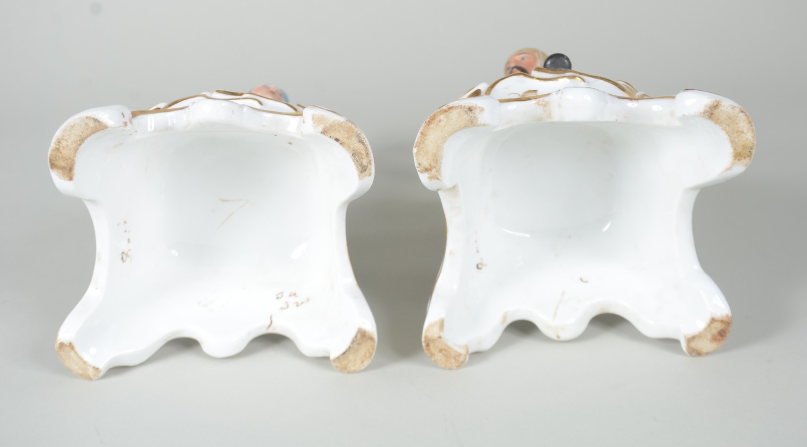 Par de esculturas de porcelana francesa Vieux Paris, policromada e... - foto 9 de 10