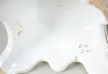 Par de esculturas de porcelana francesa Vieux P... - Par de esculturas de porcelana francesa Vieux Paris, policromada e com realces dourados, representando casal de camponeses sobre pedestal com ba...