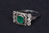 Antigo anel de platina com esmeralda e brilhant... - Antigo anel de platina com esmeralda e brilhantes, peso 4,8 g.