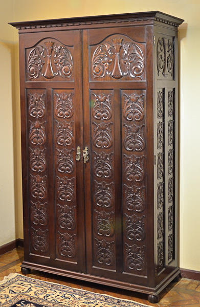 Armário de madeira nobre com 2 portas e laterais entalhadas...