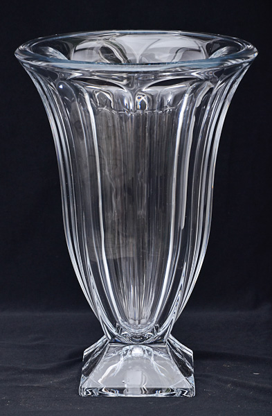 Vaso de cristal europeu facetado, alt. 36 cm.