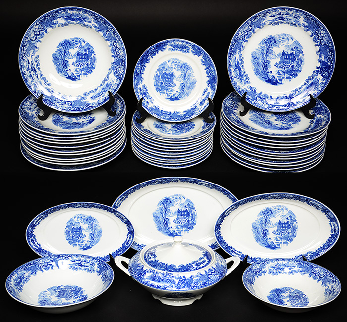 Serviço de jantar em porcelana nacional POLOVI decorada com cenas de...