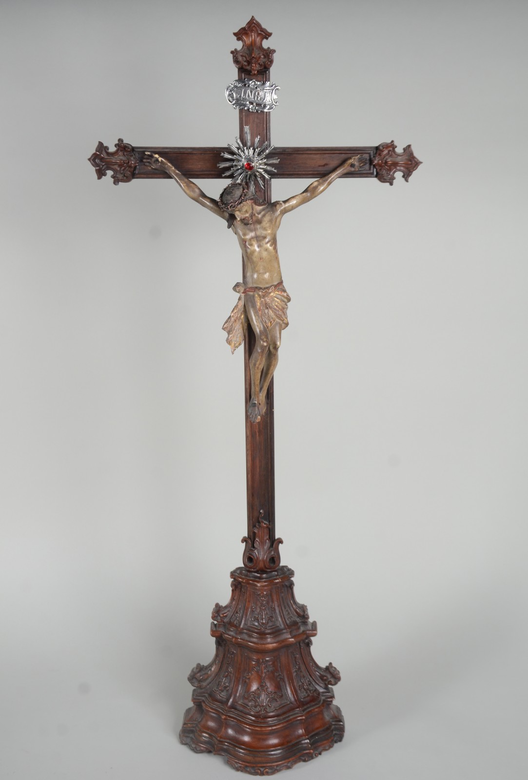 Belíssimo crucifixo de jacarandá com figura de Cristo ricamente... - foto 1 de 9