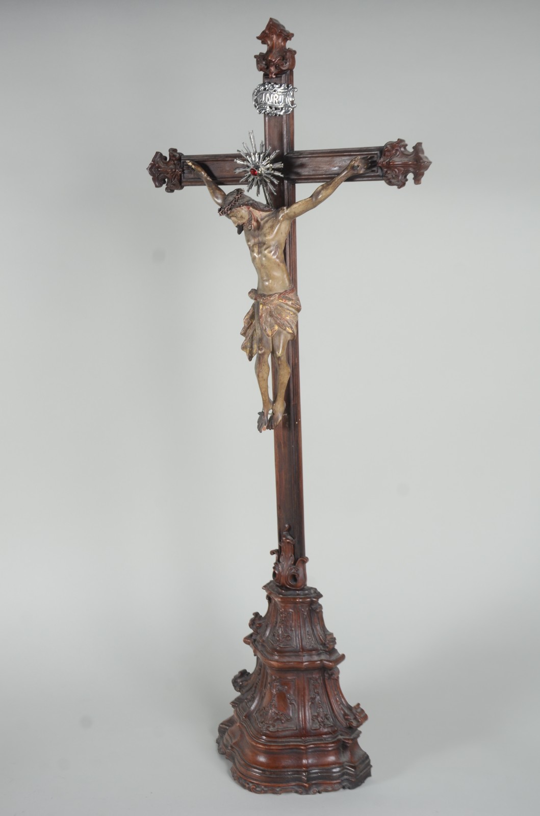 Belíssimo crucifixo de jacarandá com figura de Cristo ricamente... - foto 2 de 9