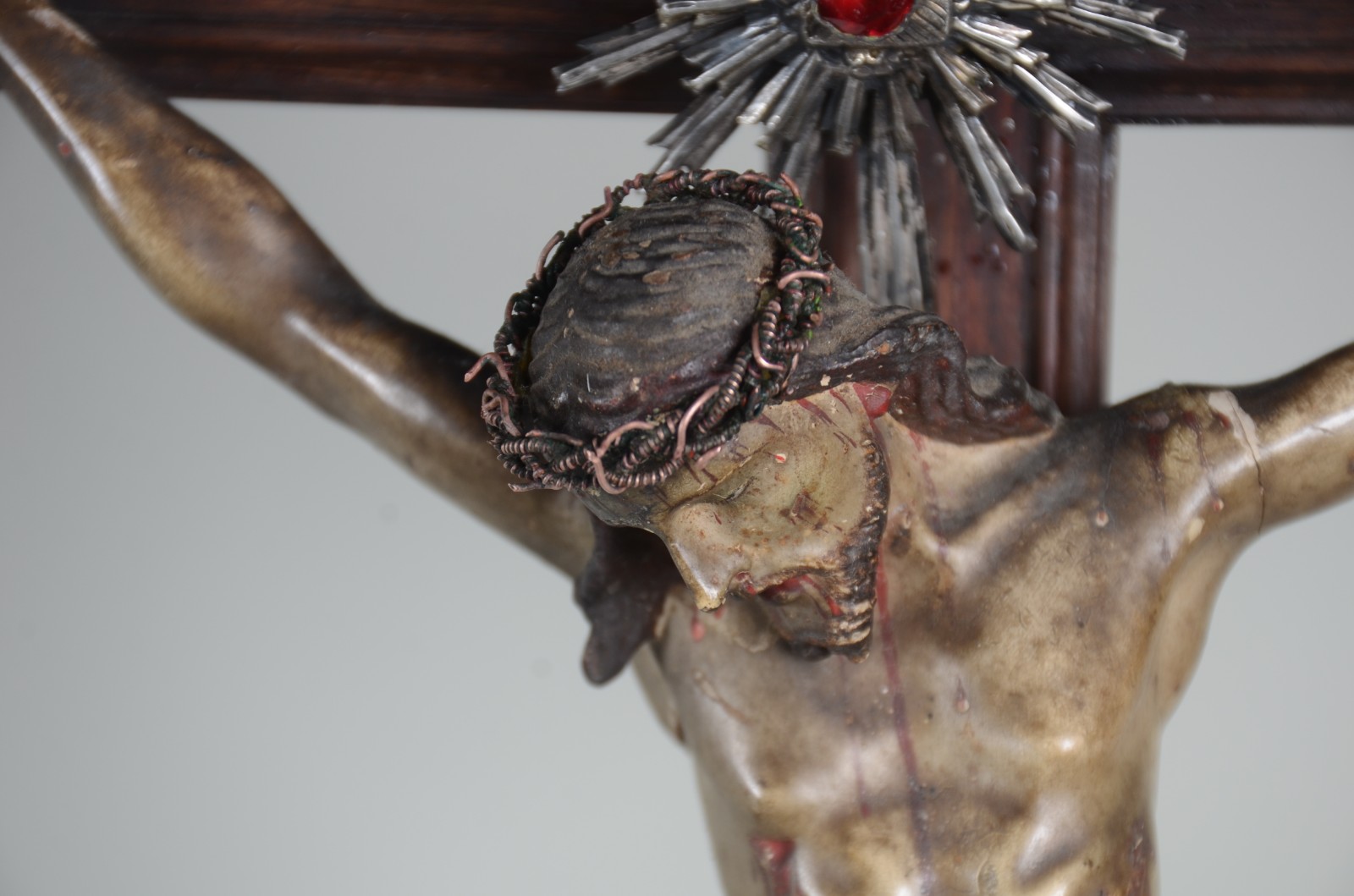 Belíssimo crucifixo de jacarandá com figura de Cristo ricamente... - foto 3 de 9
