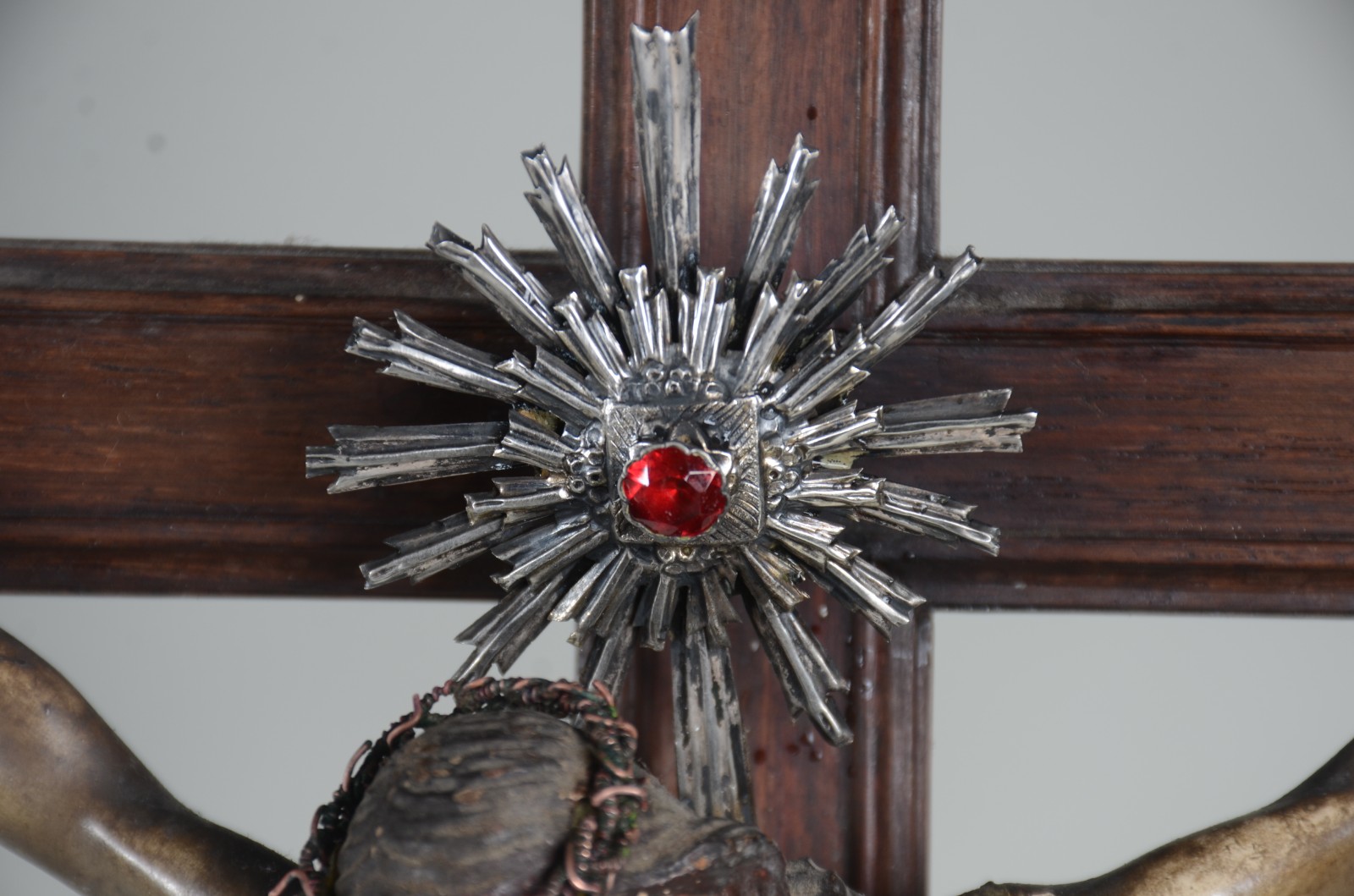 Belíssimo crucifixo de jacarandá com figura de Cristo ricamente... - foto 4 de 9
