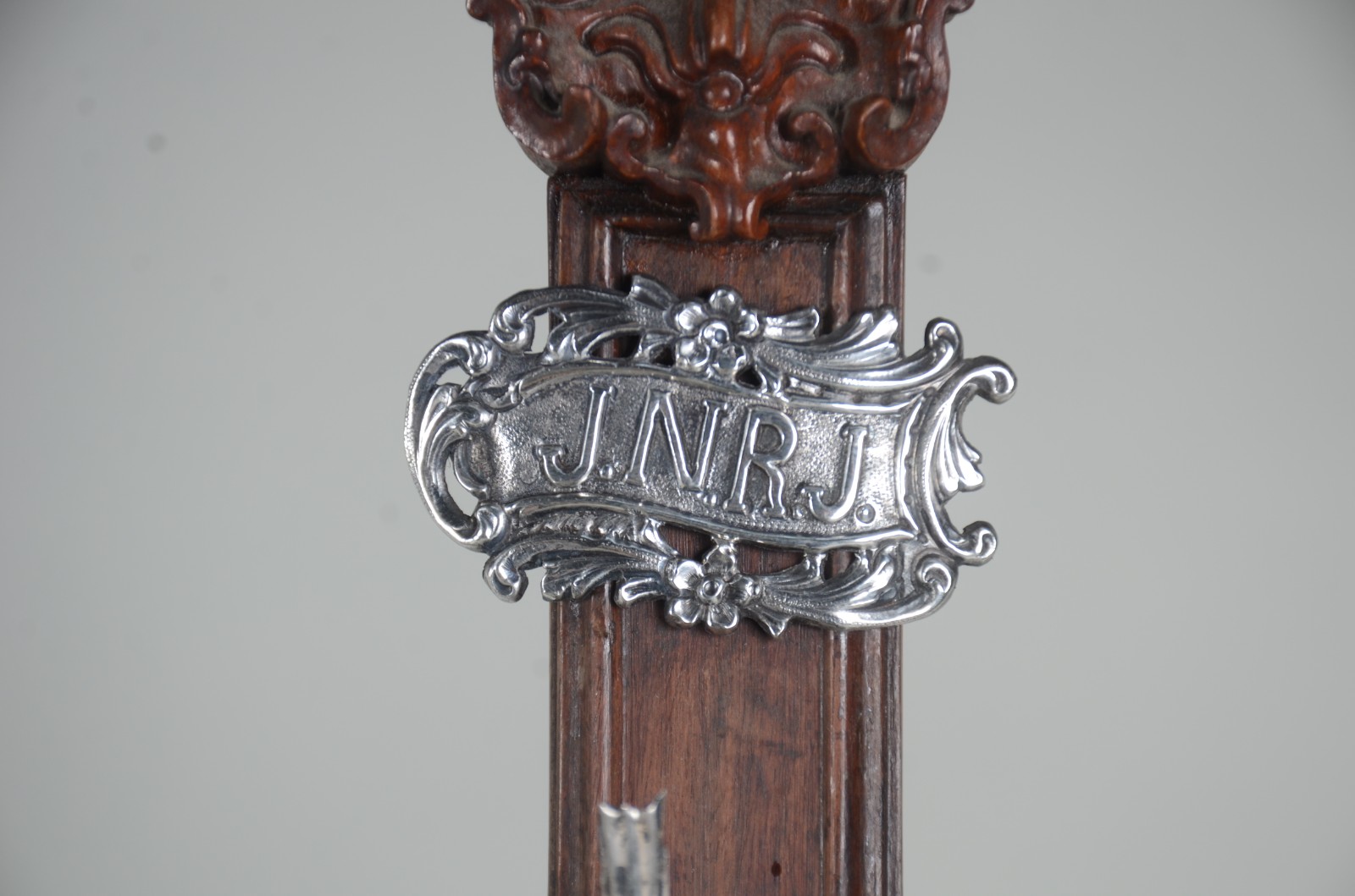 Belíssimo crucifixo de jacarandá com figura de Cristo ricamente... - foto 5 de 9