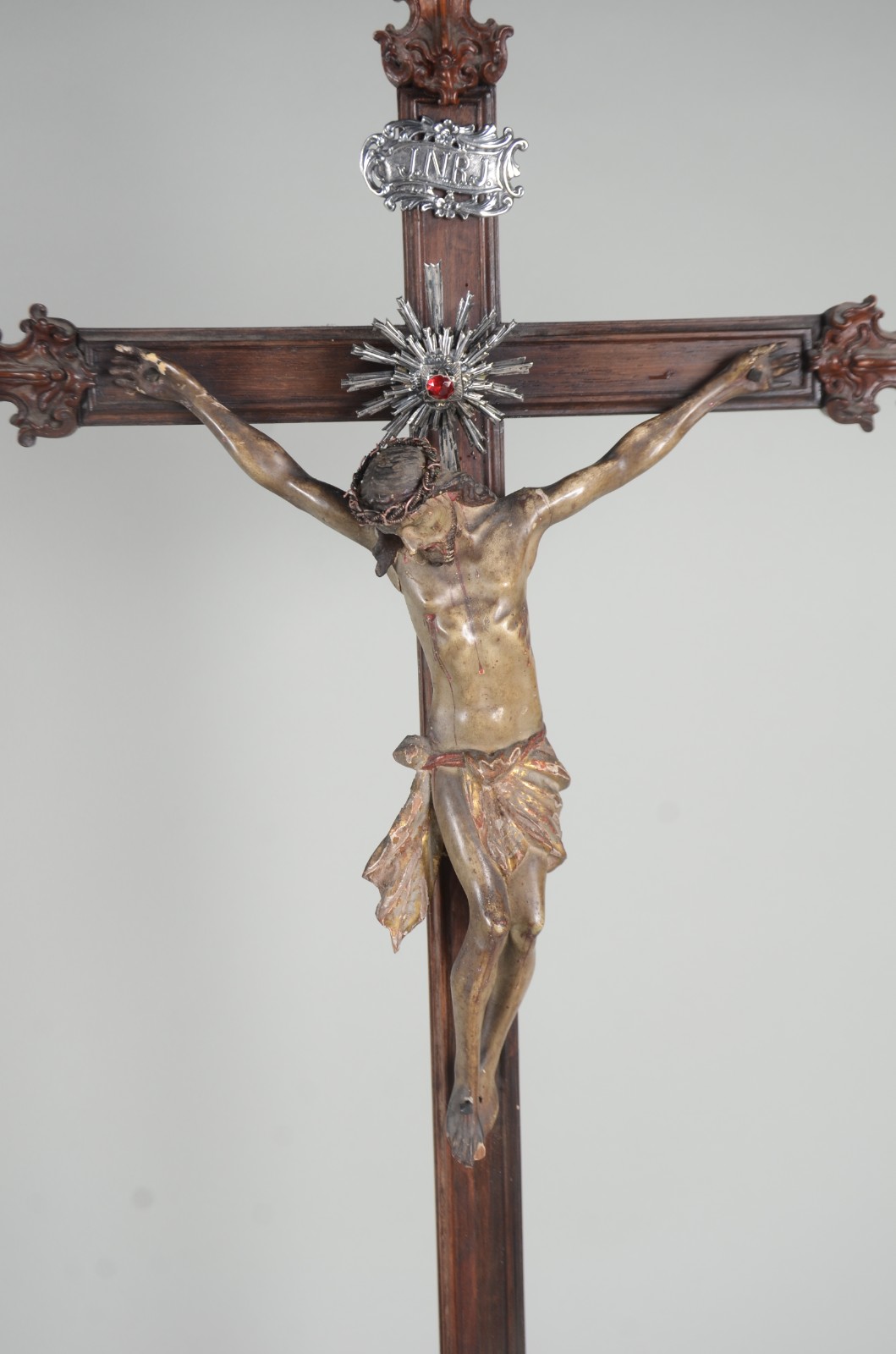 Belíssimo crucifixo de jacarandá com figura de Cristo ricamente... - foto 6 de 9