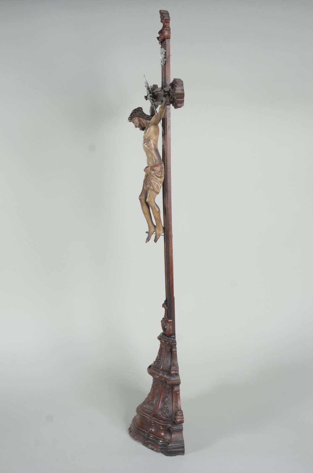 Belíssimo crucifixo de jacarandá com figura de Cristo ricamente... - foto 8 de 9
