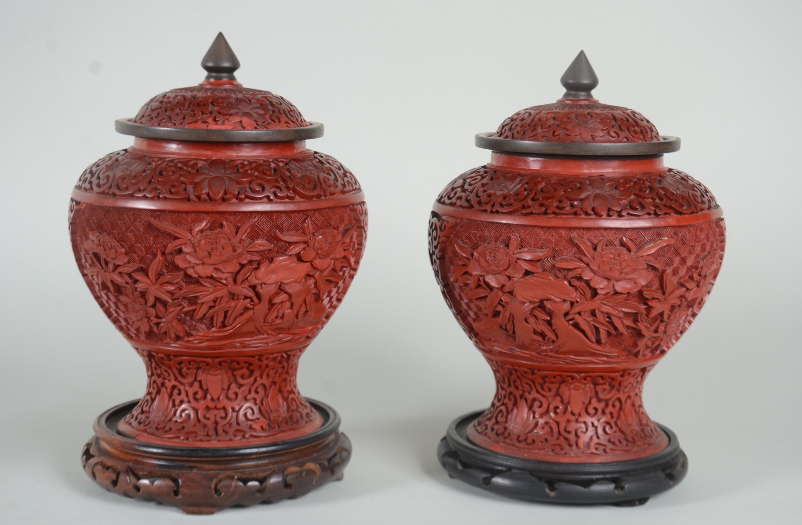 Par de potiches de lacca vermelha oriental, decoração floral, bases... - foto 1 de 7