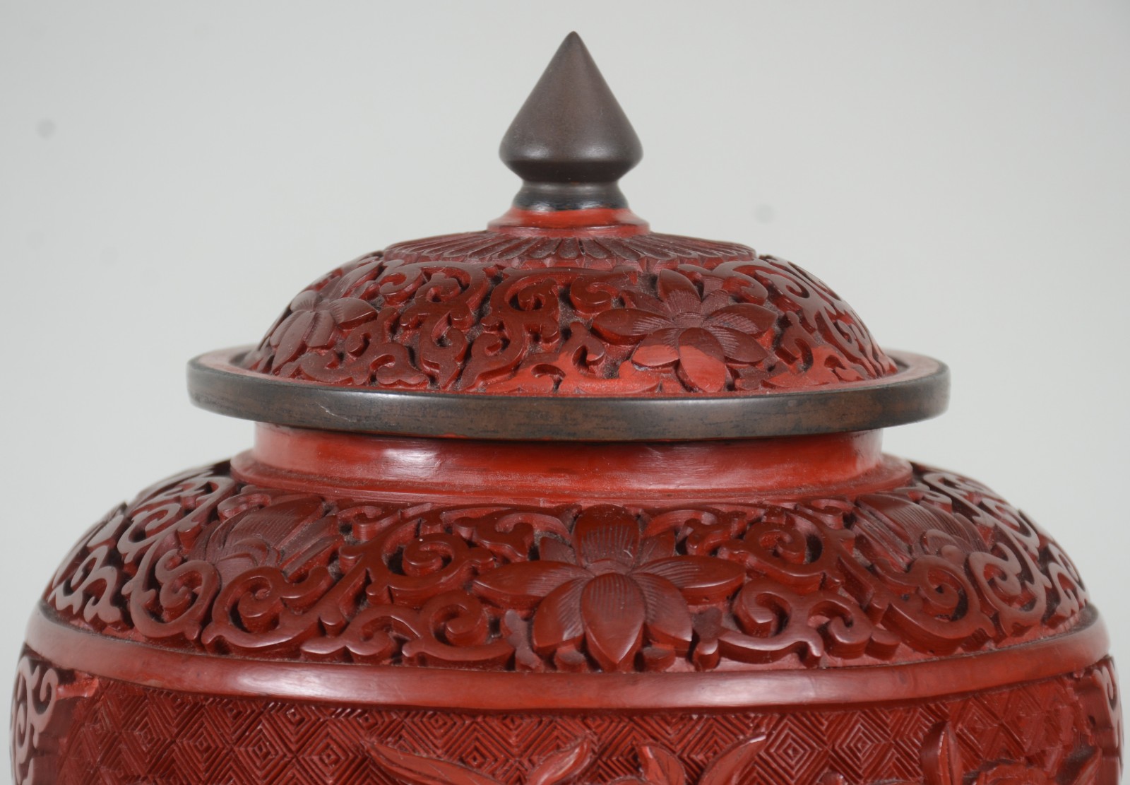 Par de potiches de lacca vermelha oriental, decoração floral, bases... - foto 3 de 7