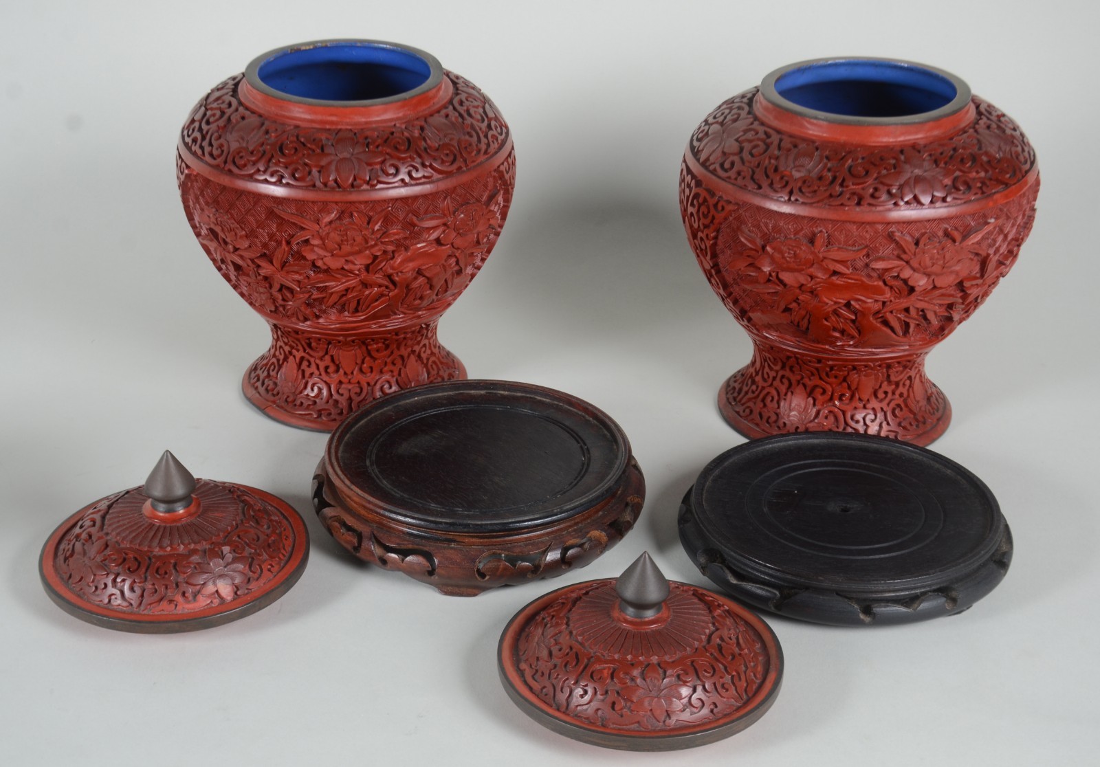 Par de potiches de lacca vermelha oriental, decoração floral, bases... - foto 6 de 7