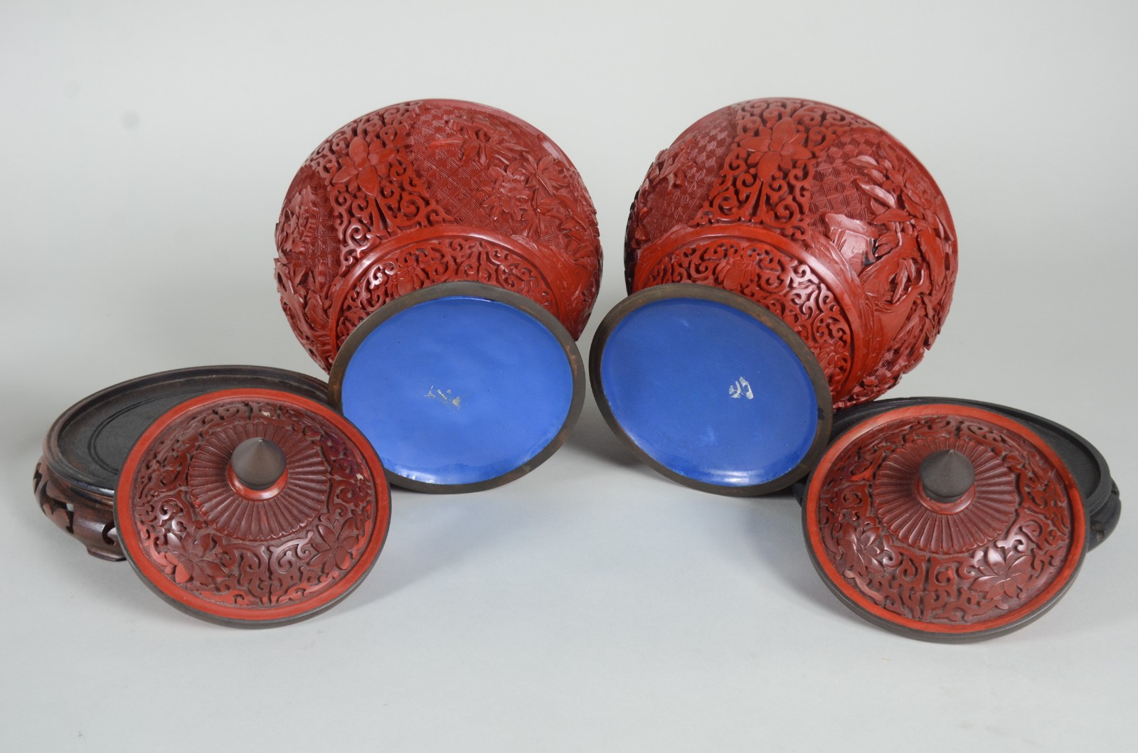 Par de potiches de lacca vermelha oriental, decoração floral, bases... - foto 7 de 7