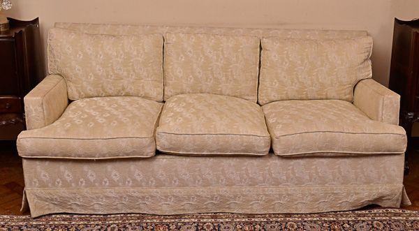 Sofá estofado com tecido bege adamascado, para 3 lugares.