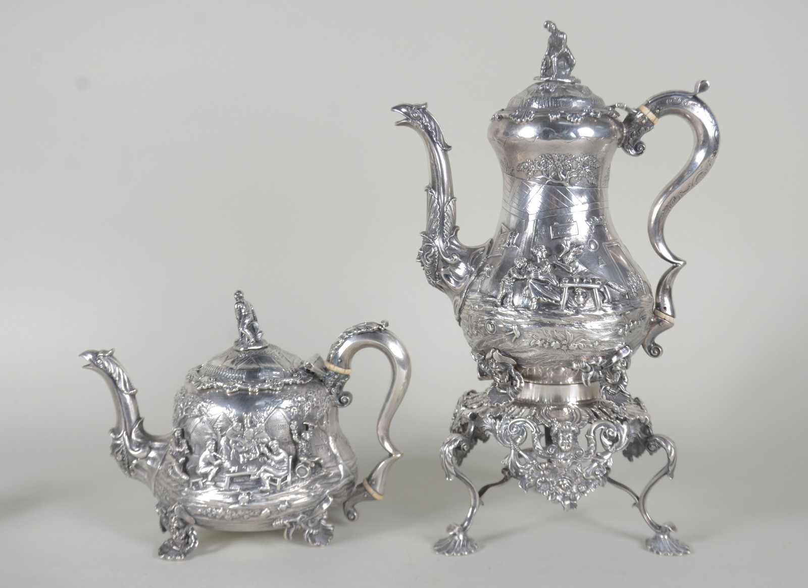 Samovar e bule de prata inglesa vitoriana, contrastada, ricamente... - foto 1 de 11