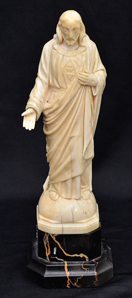 Belíssima imagem de CRISTO ricamente esculpida em marfim, alt. 19...