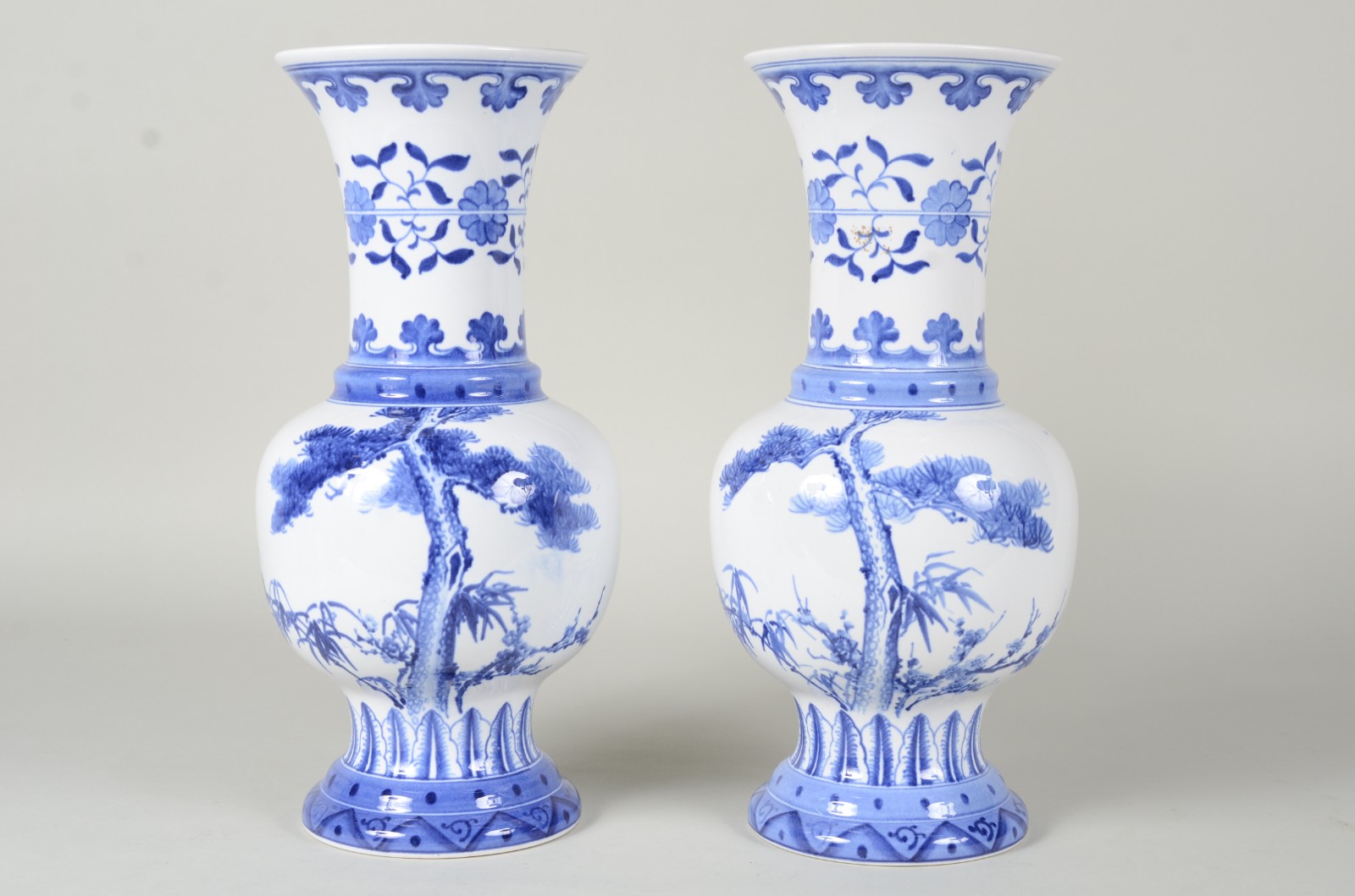 Par de vasos de porcelana oriental azul e branca na forma de... - foto 1 de 10