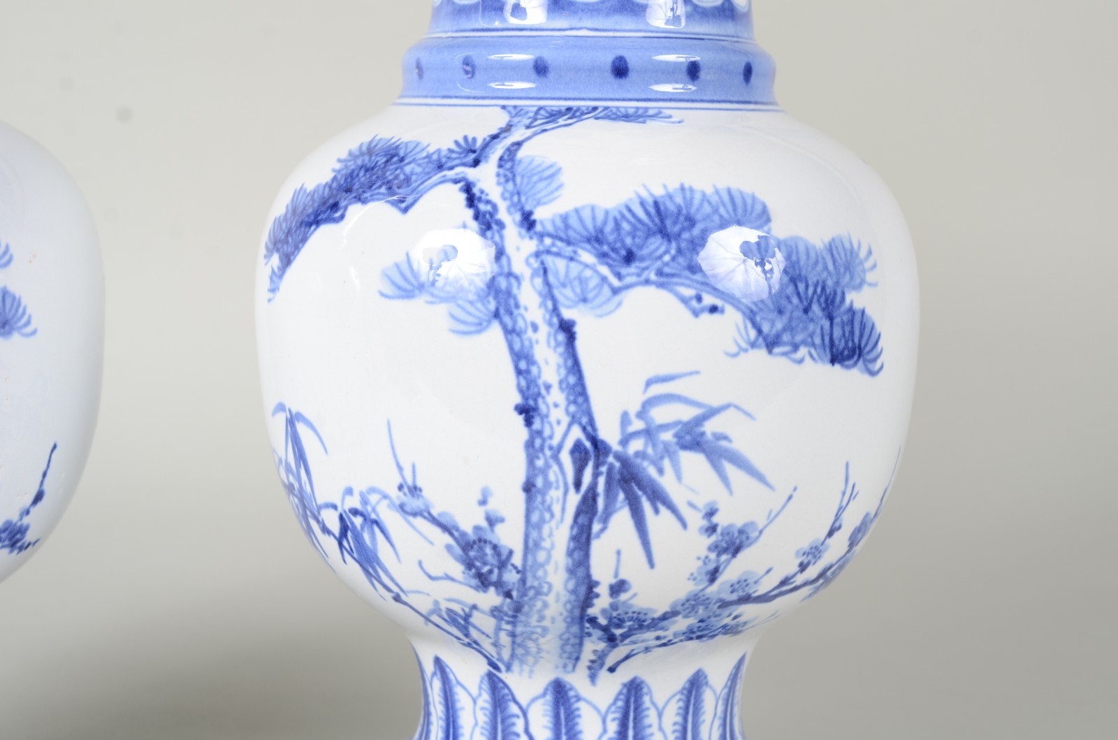 Par de vasos de porcelana oriental azul e branca na forma de... - foto 2 de 10
