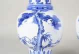 Par de vasos de porcelana oriental azul e branc... - Par de vasos de porcelana oriental azul e branca na forma de balaústres, decorados com elementos fitomórficos e ideogramas. Assinados na base.