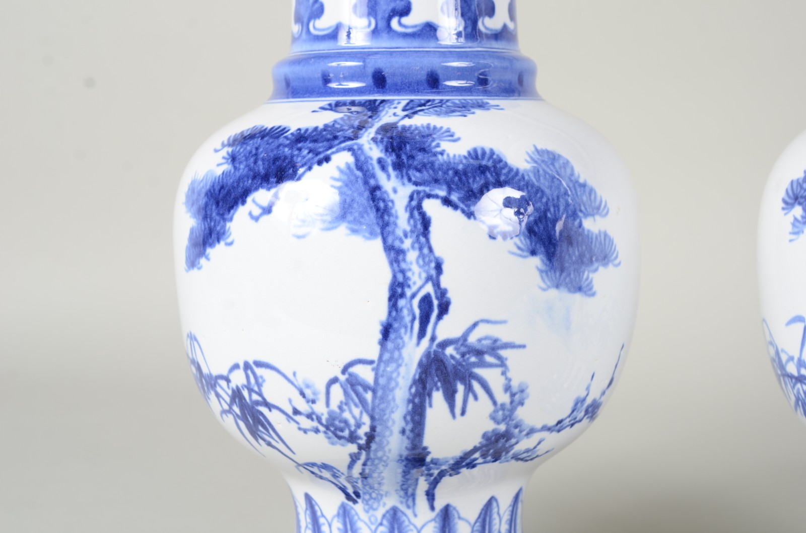 Par de vasos de porcelana oriental azul e branca na forma de... - foto 3 de 10