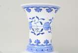 Par de vasos de porcelana oriental azul e branc... - Par de vasos de porcelana oriental azul e branca na forma de balaústres, decorados com elementos fitomórficos e ideogramas. Assinados na base.