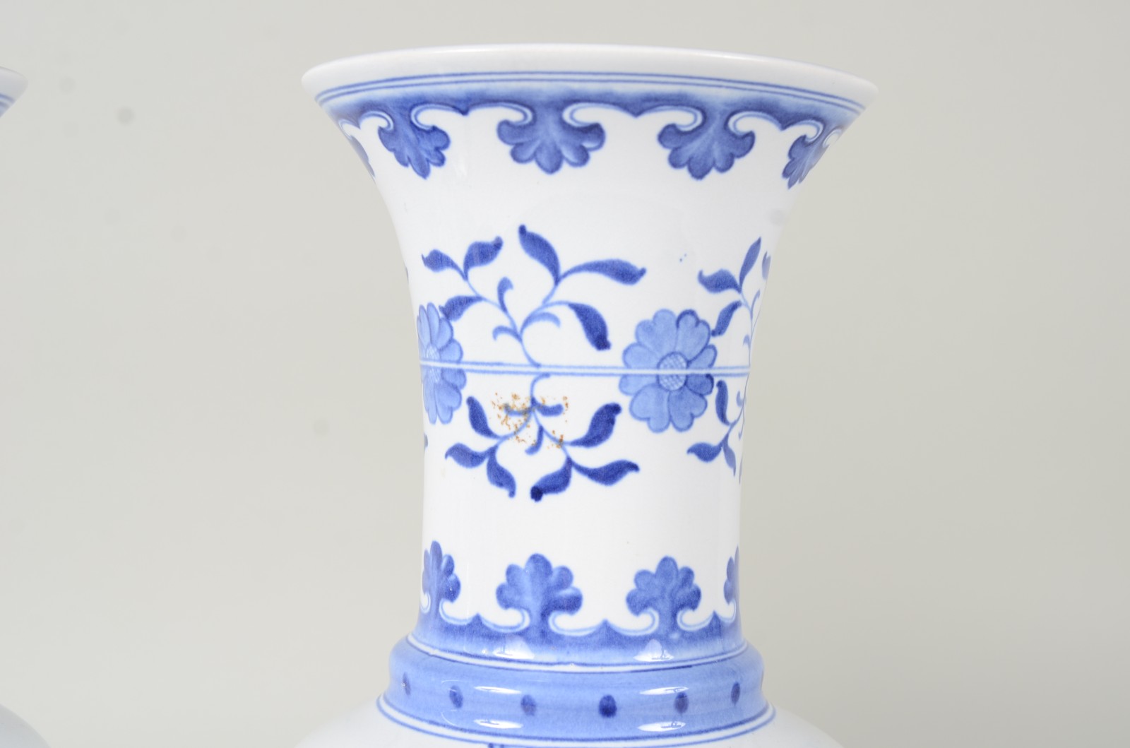Par de vasos de porcelana oriental azul e branca na forma de... - foto 4 de 10