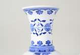 Par de vasos de porcelana oriental azul e branc... - Par de vasos de porcelana oriental azul e branca na forma de balaústres, decorados com elementos fitomórficos e ideogramas. Assinados na base.